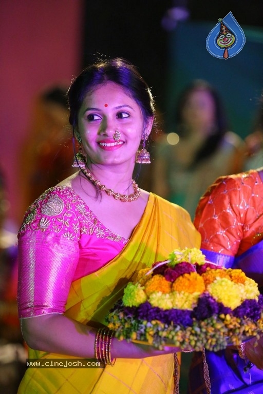 Deepthi Mamidi Organised Bathukamma Celebrations at Madhapur - 27 / 38 photos