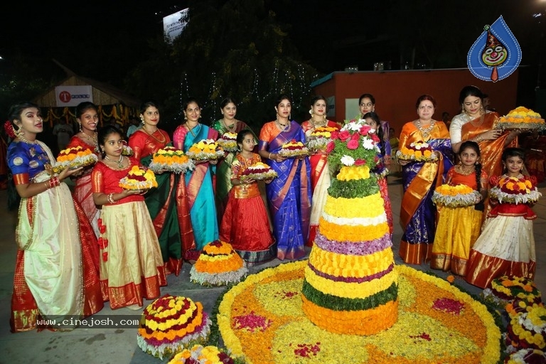 Deepthi Mamidi Organised Bathukamma Celebrations at Madhapur - 28 / 38 photos