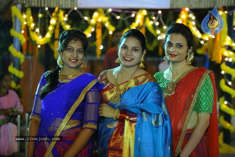 Deepthi Mamidi Organised Bathukamma Celebrations at Madhapur - 31 / 38 photos