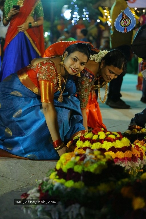 Deepthi Mamidi Organised Bathukamma Celebrations at Madhapur - 33 / 38 photos