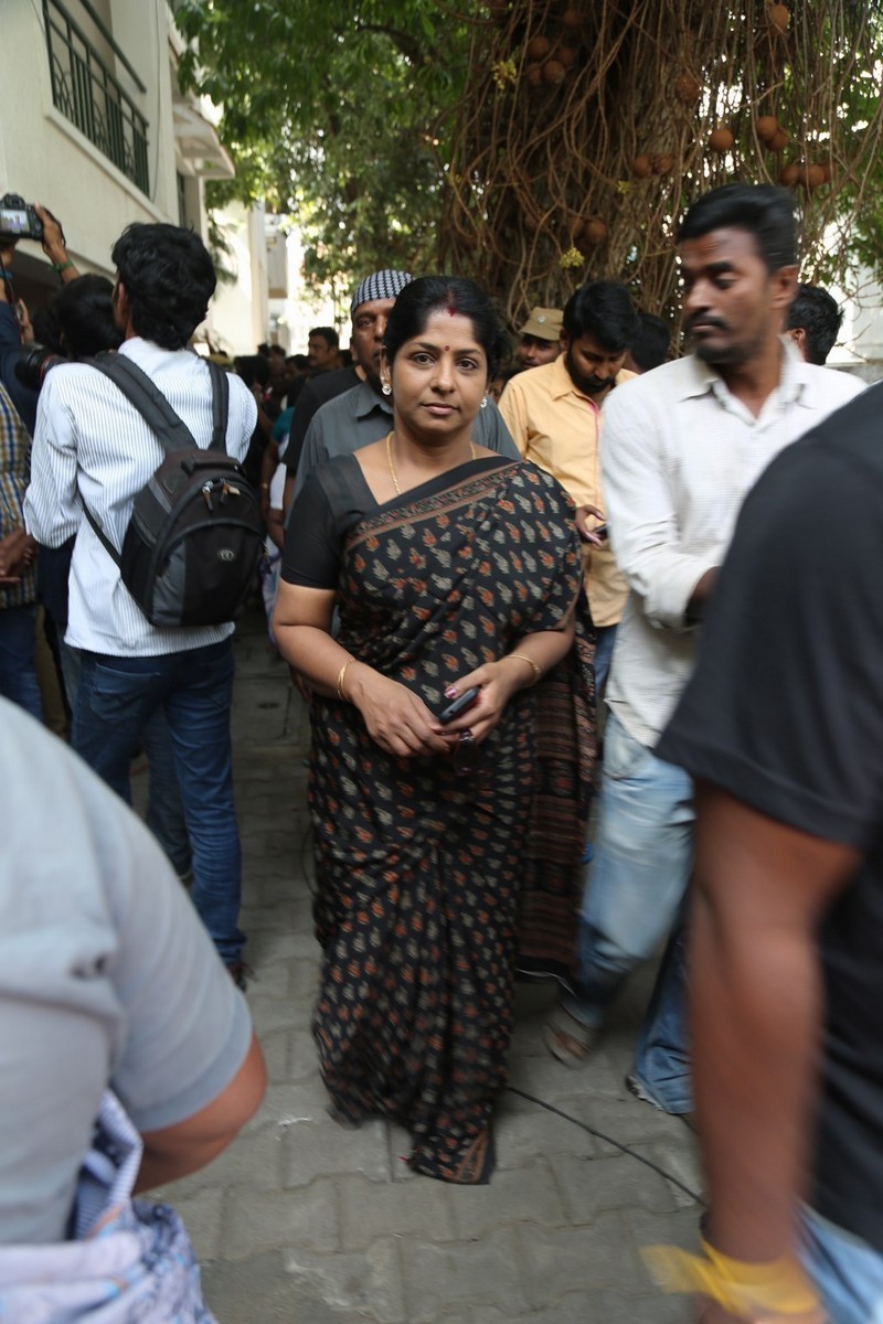 Director K Balachander Condolences Photos - 99 / 255 photos