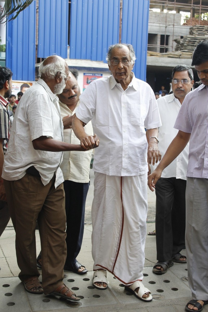 Director K Balachander Condolences Photos - 136 / 255 photos