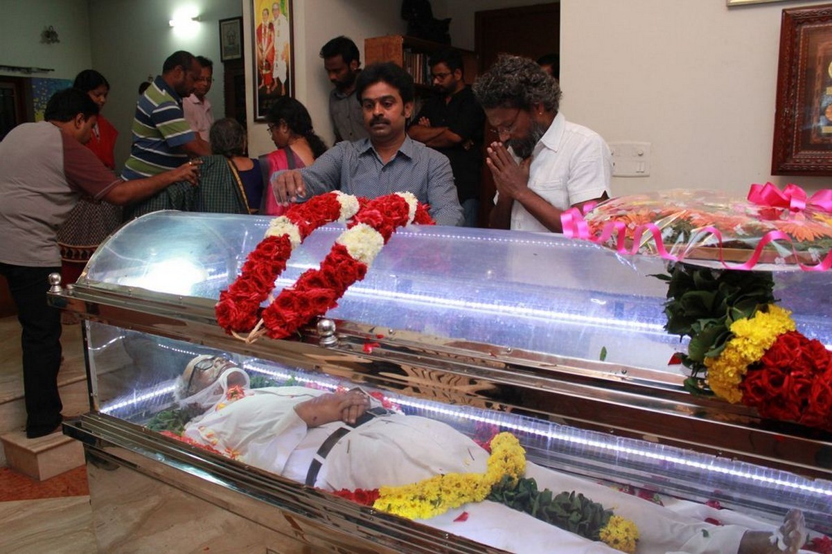 Director K Balachander Condolences Photos - 169 / 255 photos
