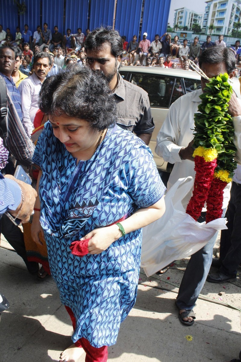 Director K Balachander Condolences Photos - 197 / 255 photos