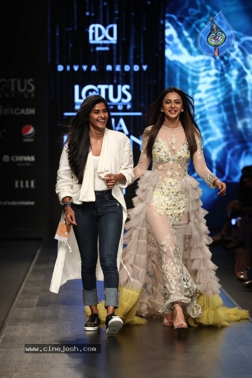 Divya Reddy Showcase at India Fashion Week - 1 / 40 photos