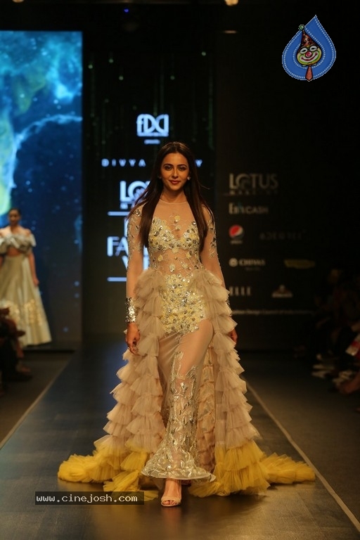Divya Reddy Showcase at India Fashion Week - 9 / 40 photos