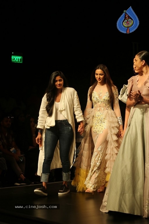 Divya Reddy Showcase at India Fashion Week - 10 / 40 photos
