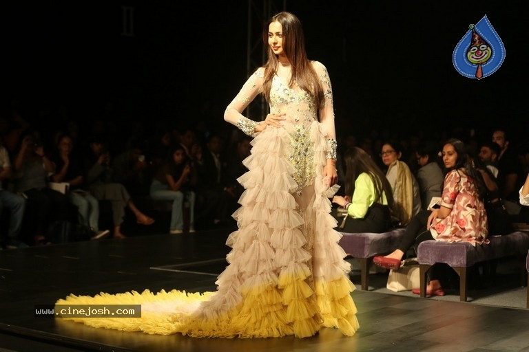 Divya Reddy Showcase at India Fashion Week - 15 / 40 photos