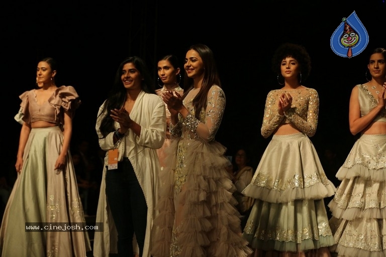 Divya Reddy Showcase at India Fashion Week - 20 / 40 photos
