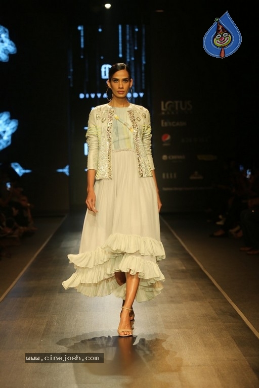 Divya Reddy Showcase at India Fashion Week - 26 / 40 photos