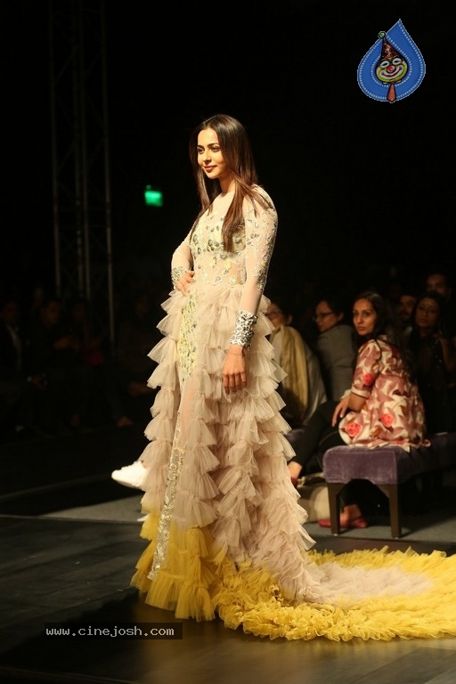 Divya Reddy Showcase at India Fashion Week - 27 / 40 photos