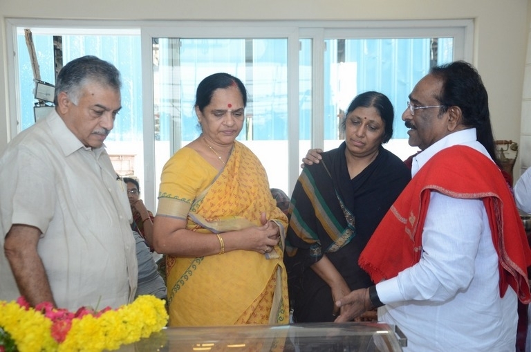 DR C Narayana Reddy Condolence Photos - 12 / 42 photos