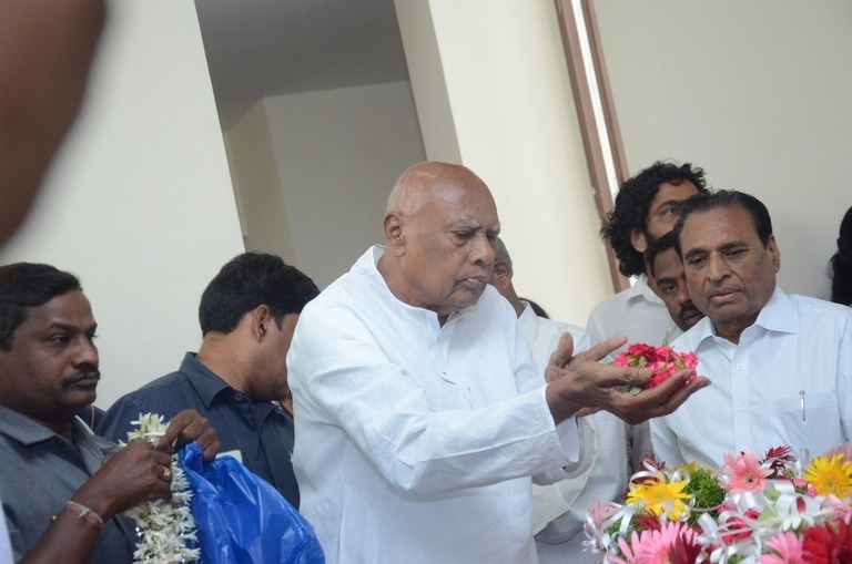 DR C Narayana Reddy Condolence Photos - 18 / 42 photos