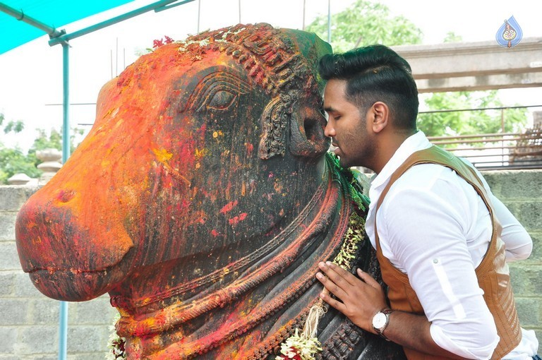 Dynamite Team at Warangal Thousand Pillar Temple - 7 / 36 photos