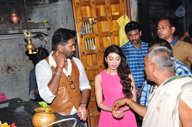 Dynamite Team at Warangal Thousand Pillar Temple - 12 / 36 photos