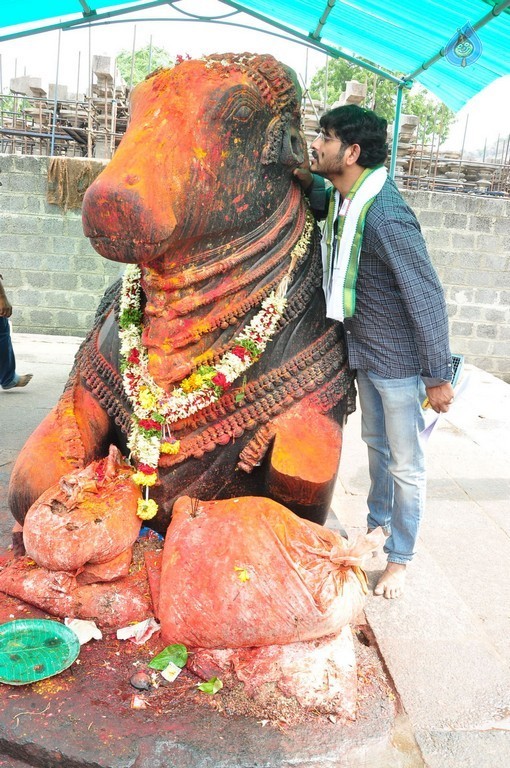 Dynamite Team at Warangal Thousand Pillar Temple - 20 / 36 photos