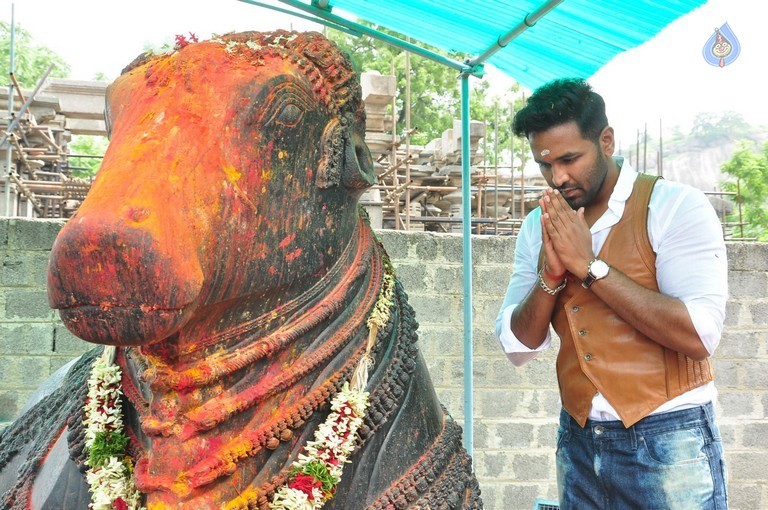 Dynamite Team at Warangal Thousand Pillar Temple - 24 / 36 photos