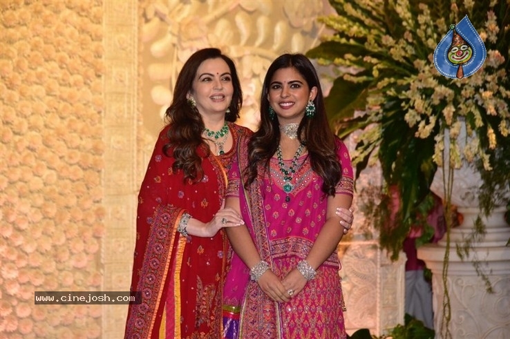 Ganesh Chaturthi Celebrations at Anil Ambani House - 34 / 54 photos