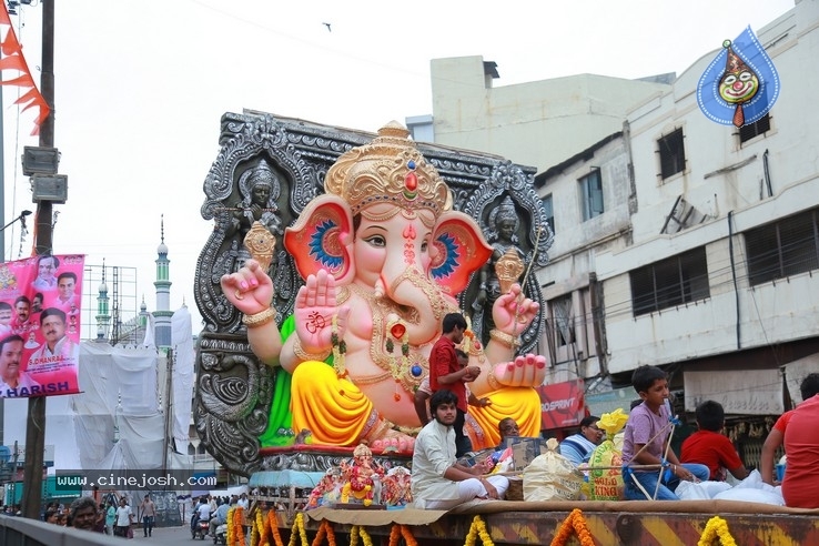Ganesh Immersion At Hyderabad - 26 / 77 photos