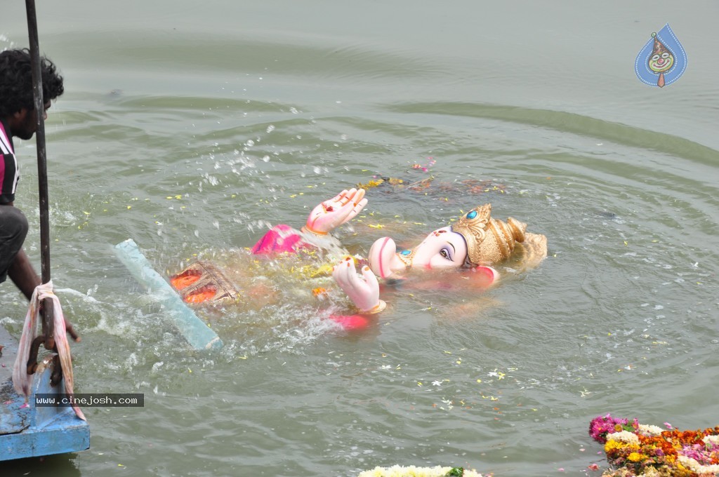 Ganesh Visarjan Photos at Hyd - 01 - 118 / 255 photos