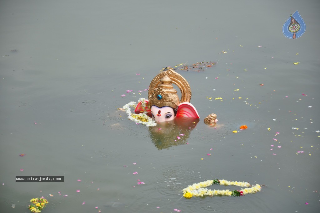 Ganesh Visarjan Photos at Hyd - 01 - 136 / 255 photos