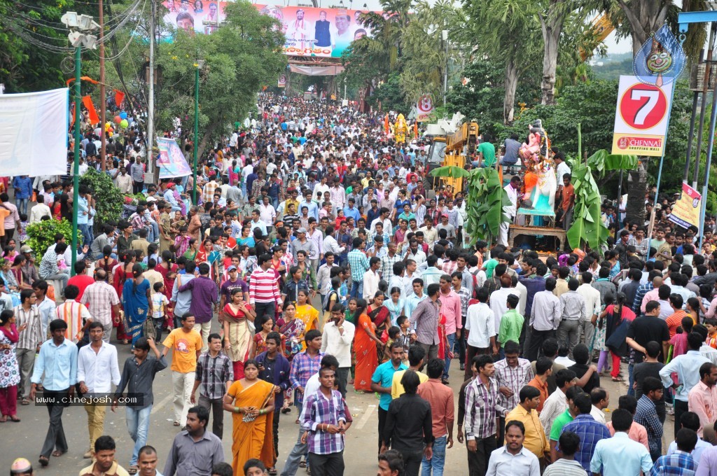 Ganesh Visarjan Photos at Hyd - 01 - 143 / 255 photos