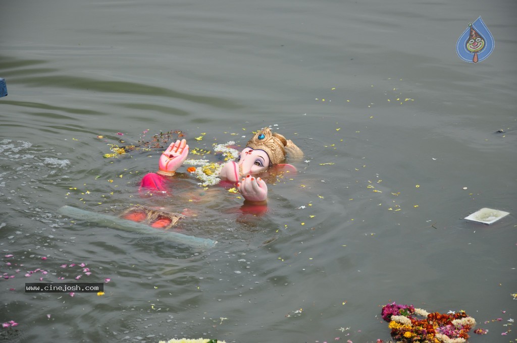 Ganesh Visarjan Photos at Hyd - 01 - 166 / 255 photos