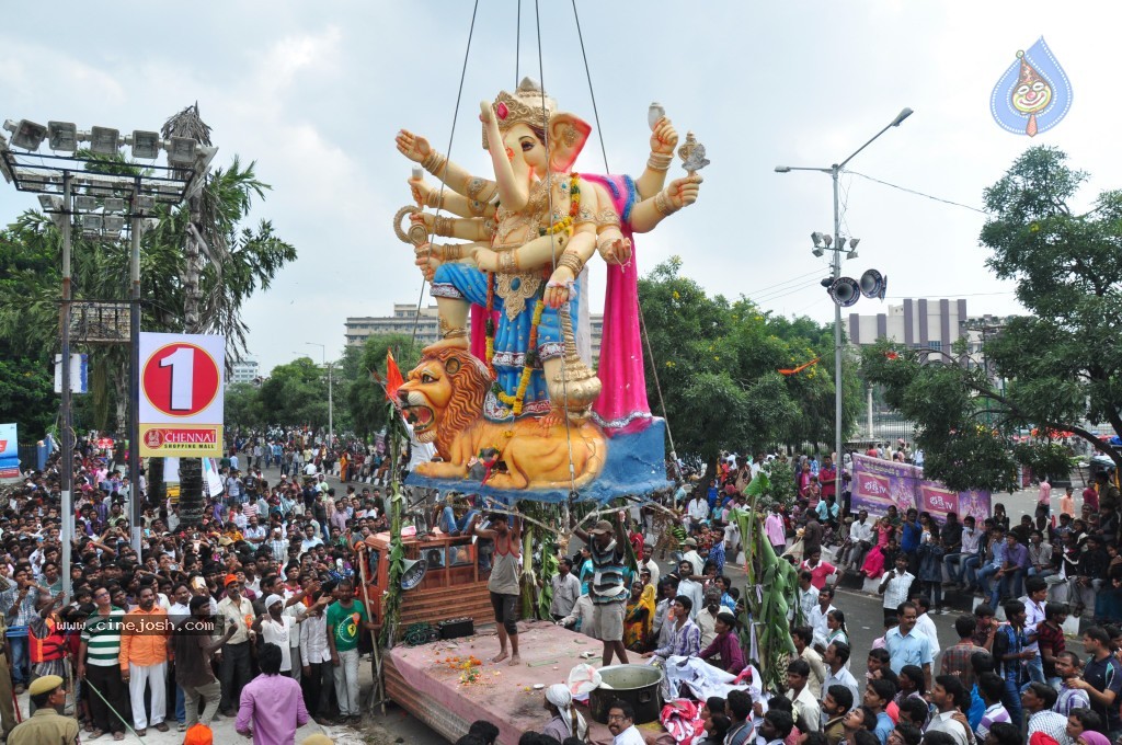 Ganesh Visarjan Photos at Hyd - 01 - 171 / 255 photos