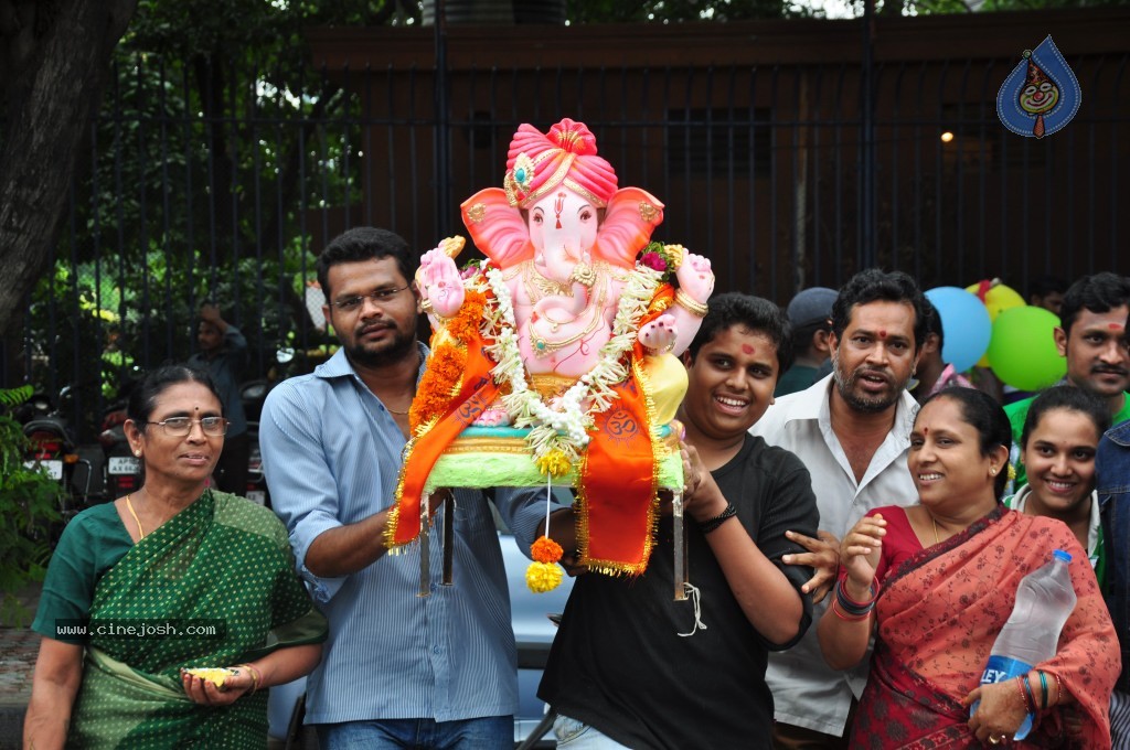 Ganesh Visarjan Photos at Hyd - 01 - 175 / 255 photos