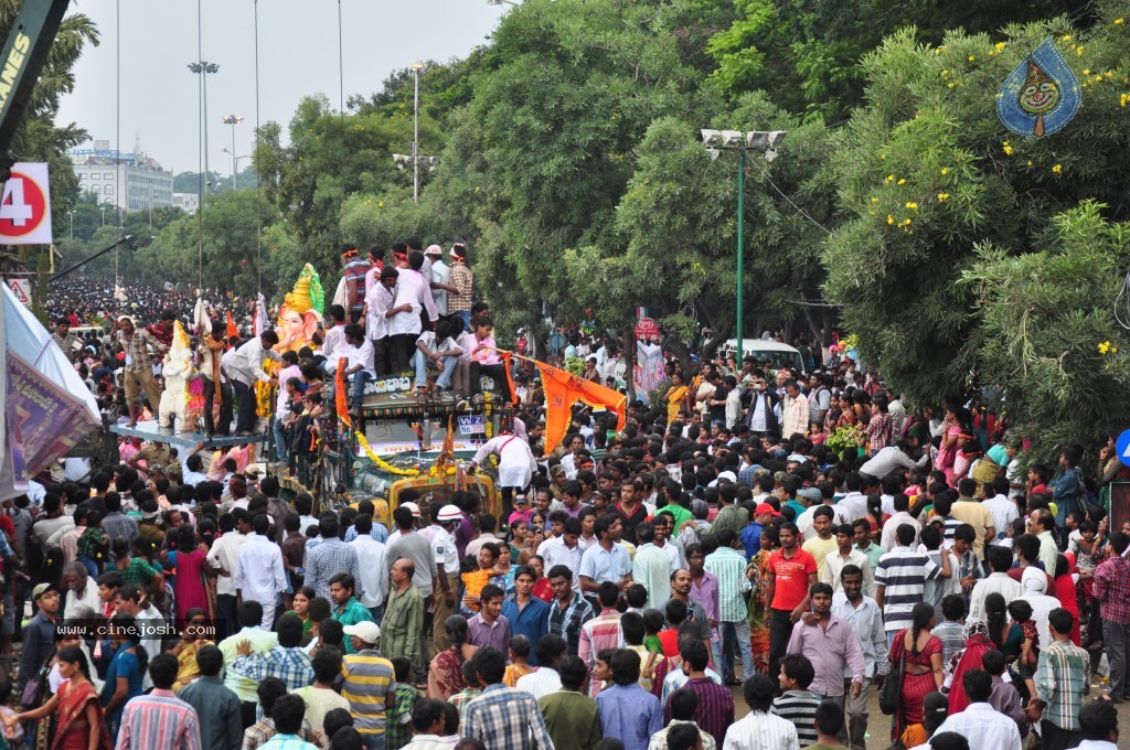 Ganesh Visarjan Photos at Hyd - 01 - 191 / 255 photos