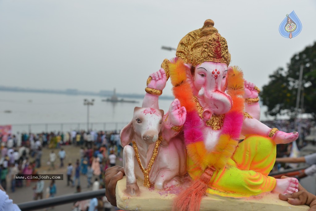 Ganesh Visarjan Photos at Hyd - 01 - 250 / 255 photos