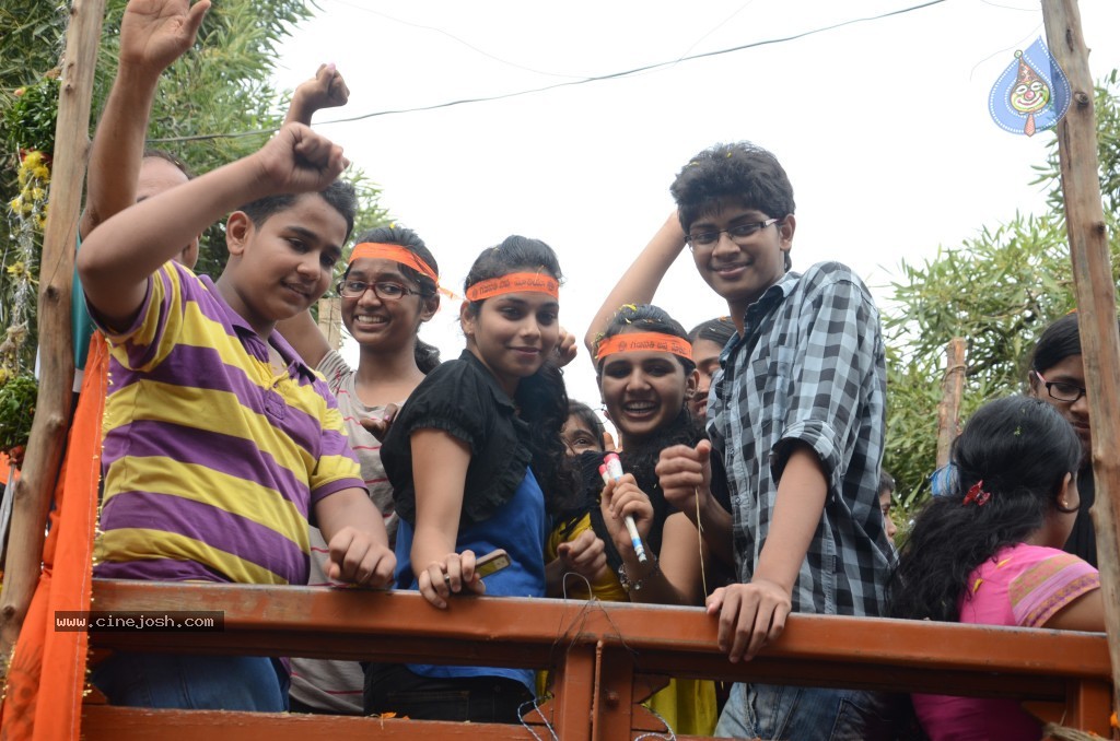 Ganesh Visarjan Photos at Hyd - 02 - 3 / 167 photos