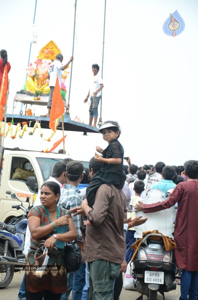 Ganesh Visarjan Photos at Hyd - 02 - 45 / 167 photos
