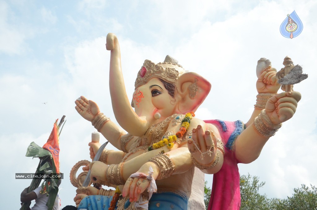 Ganesh Visarjan Photos at Hyd - 02 - 59 / 167 photos