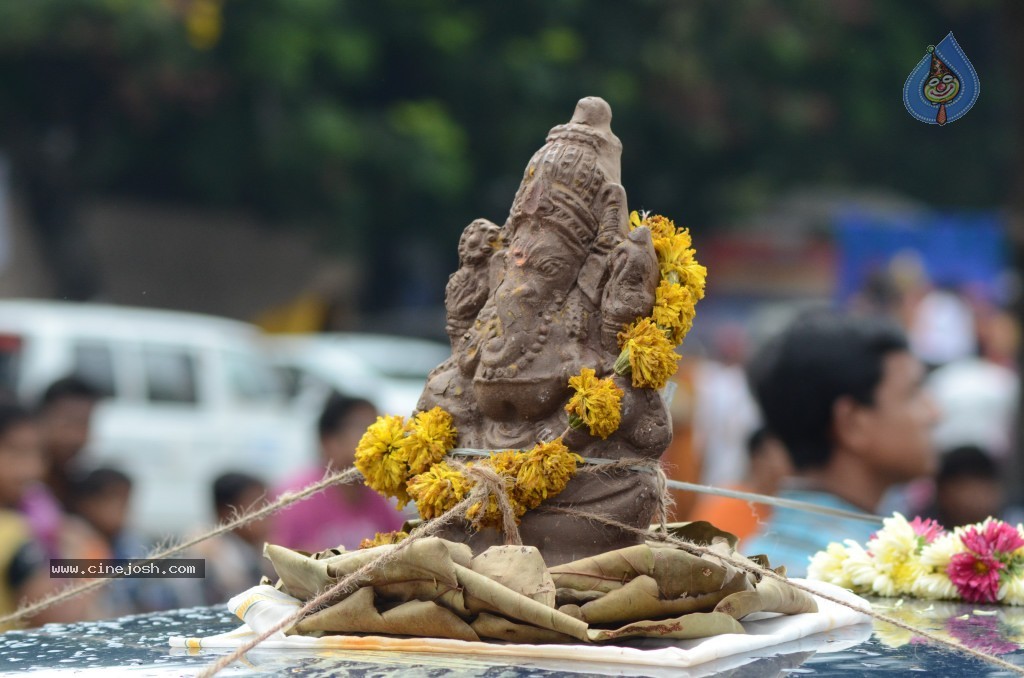 Ganesh Visarjan Photos at Hyd - 02 - 67 / 167 photos