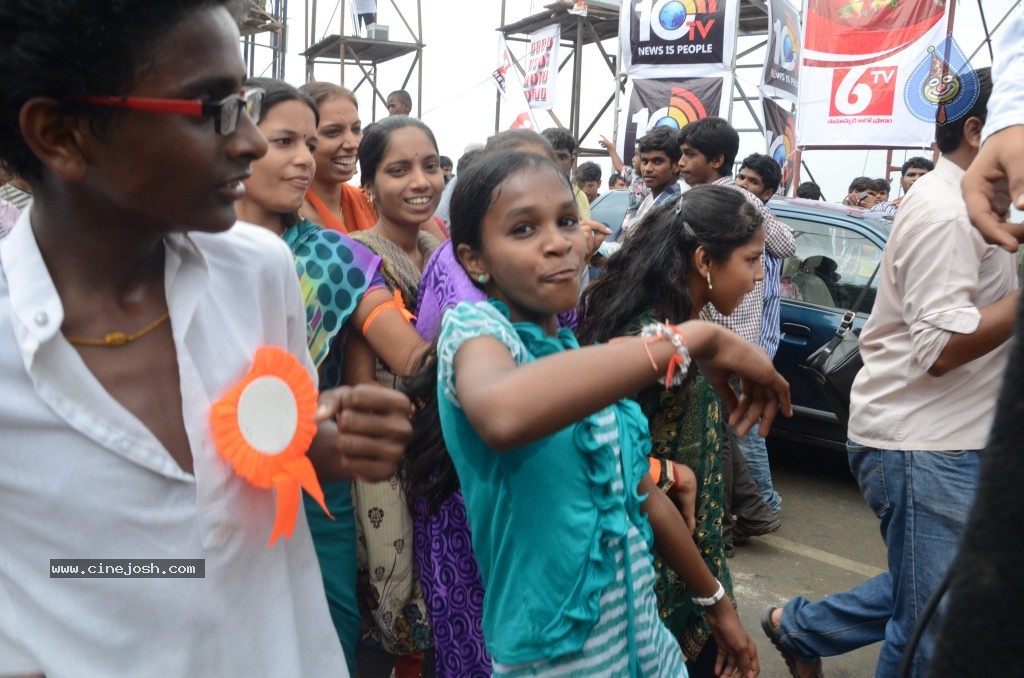 Ganesh Visarjan Photos at Hyd - 02 - 74 / 167 photos