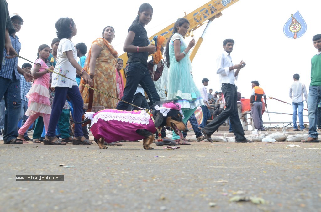 Ganesh Visarjan Photos at Hyd - 02 - 109 / 167 photos