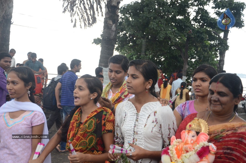 Ganesh Visarjan Photos at Hyd - 02 - 122 / 167 photos