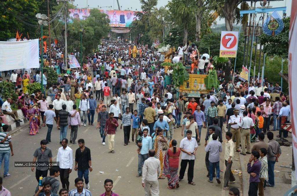 Ganesh Visarjan Photos at Hyd - 02 - 126 / 167 photos