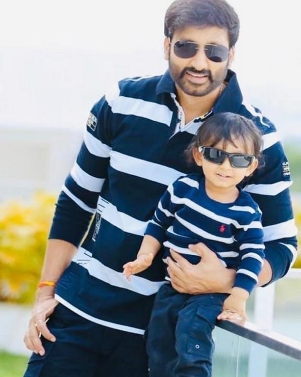 Gopichand with his Kids - 1 / 4 photos