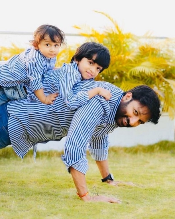 Gopichand with his Kids - 2 / 4 photos