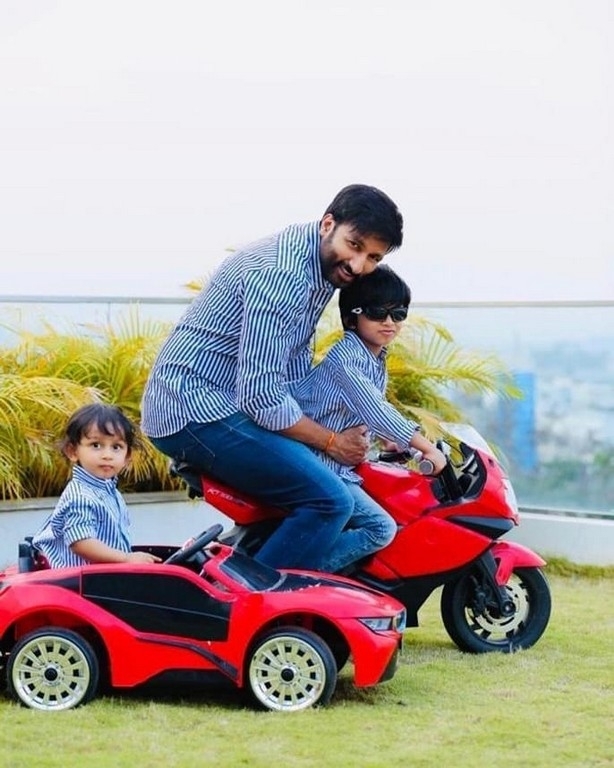 Gopichand with his Kids - 3 / 4 photos