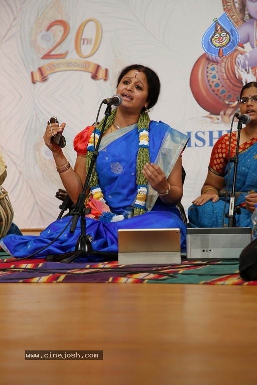 GuruSri Award Event 2018 Photos - 72 / 77 photos