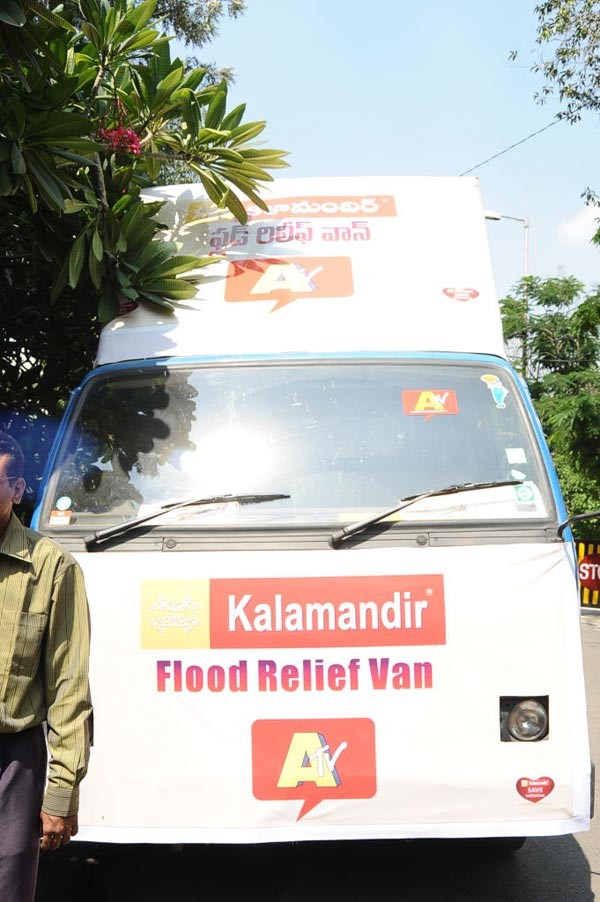 Harikrishan Donates For Flood Victims - 26 / 36 photos