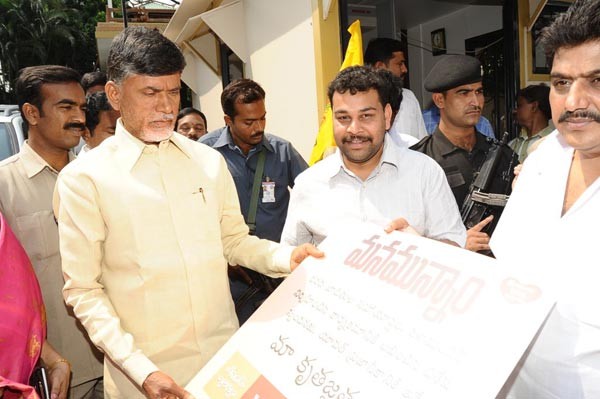 Harikrishan Donates For Flood Victims - 29 / 36 photos