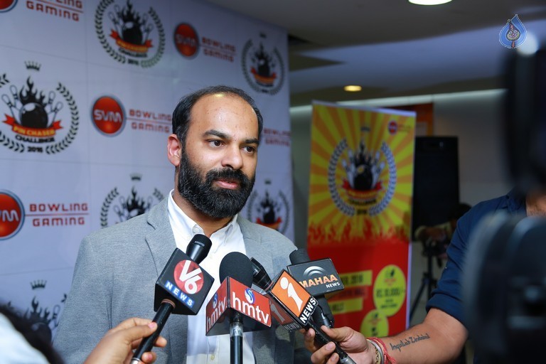 Hebah Patel and Team at S.V.M Mall - 4 / 17 photos