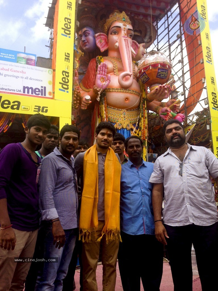 Hero Sudhakar at Khairatabad Ganesh - 3 / 15 photos