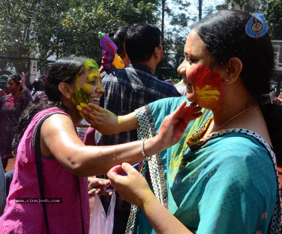 Holi 2014 Celebrations in Hyderabad - 18 / 151 photos