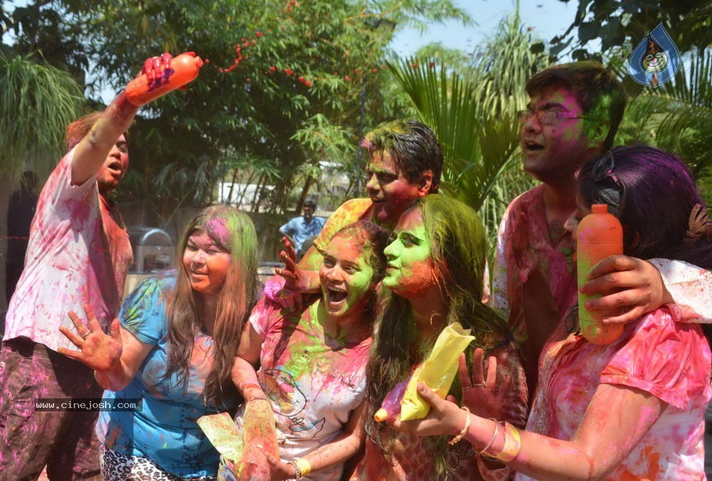 Holi 2014 Celebrations in Hyderabad - 19 / 151 photos