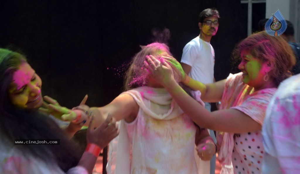 Holi 2014 Celebrations in Hyderabad - 25 / 151 photos